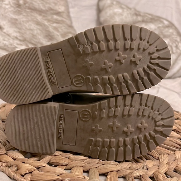 OLD NAVY Suede Taupe ankle boot. Little girls so 11. - Picture 5 of 6